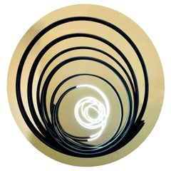 Mark Beattie, néon blanc en spirale noire, 2023