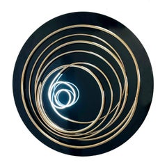 Mark Beattie, néon blanc en spirale d'or, 2023