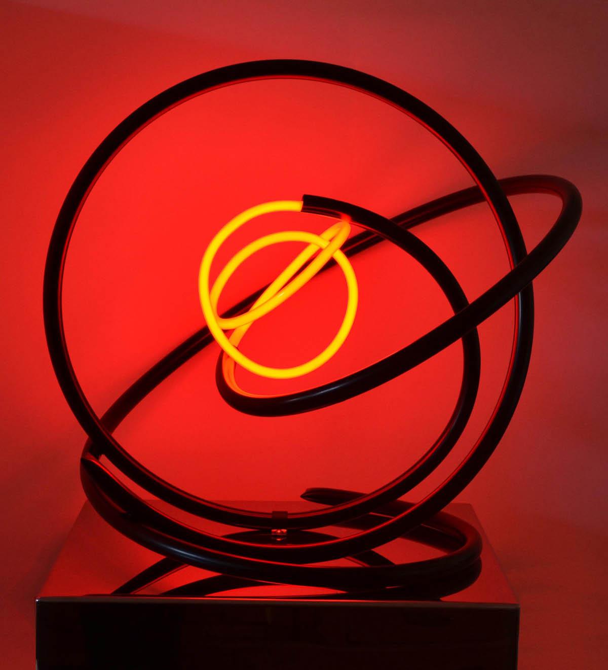 Rote Neonkugel, Mark Beattie, zeitgenössische Kunst, Skulptur, ungewöhnliche Kunst