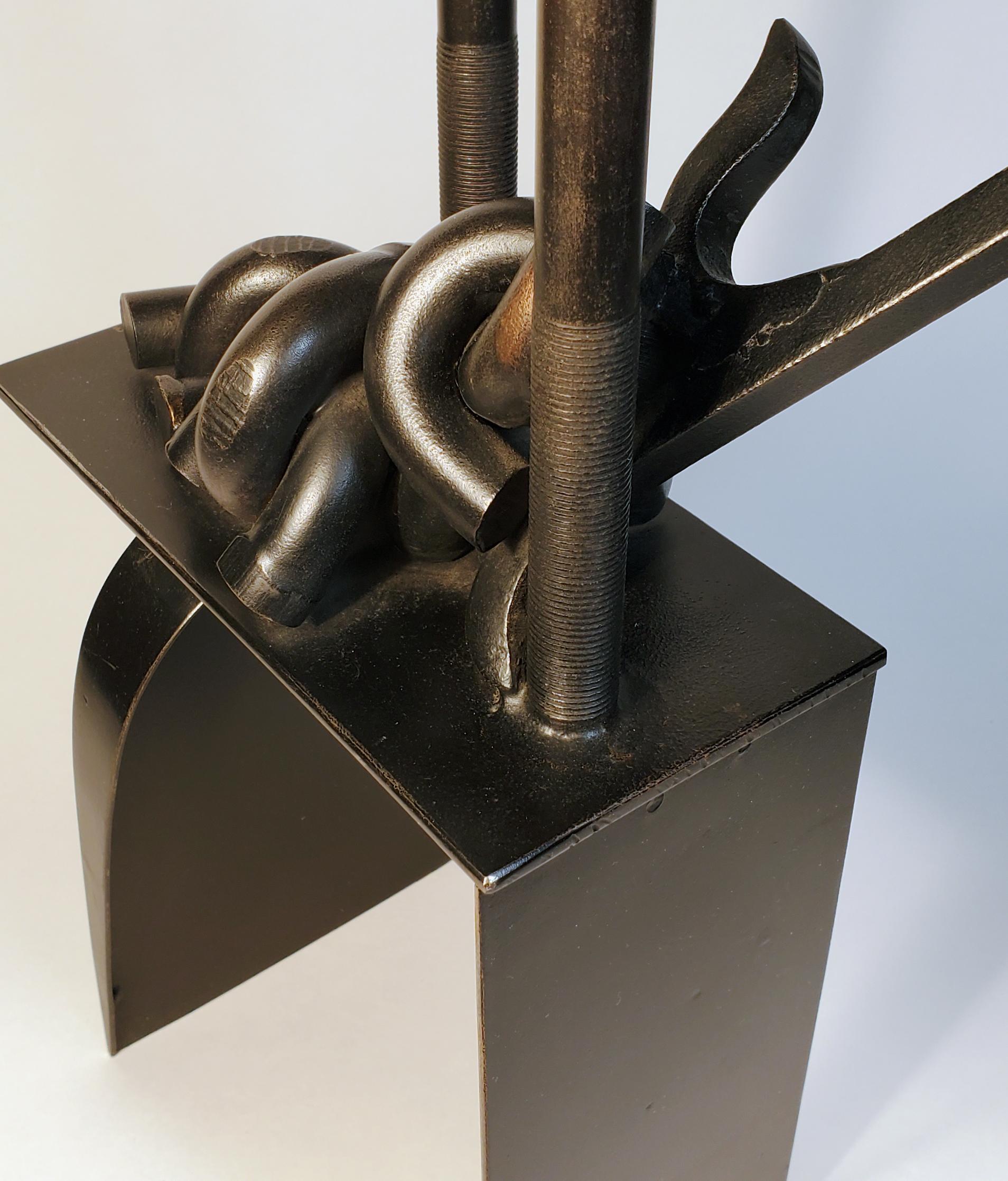 Skulptur aus gefundenem und hergestelltem Stahl mit dem Titel „Blockade“ im Angebot 1