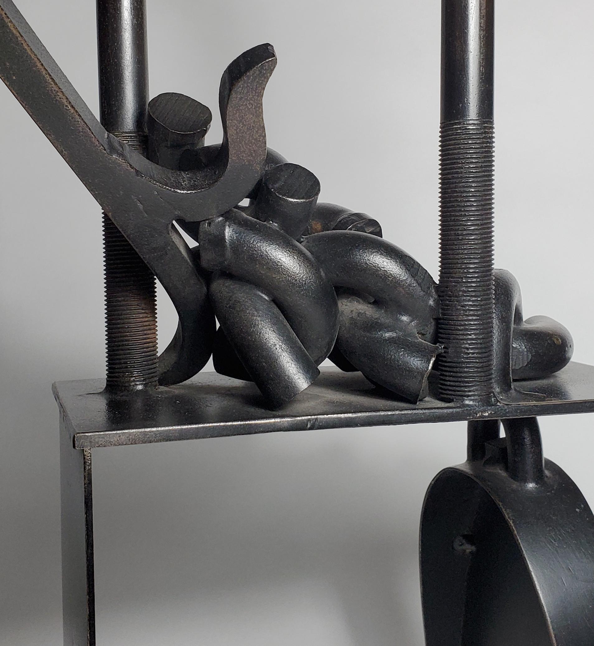 Skulptur aus gefundenem und hergestelltem Stahl mit dem Titel „Blockade“ im Angebot 3