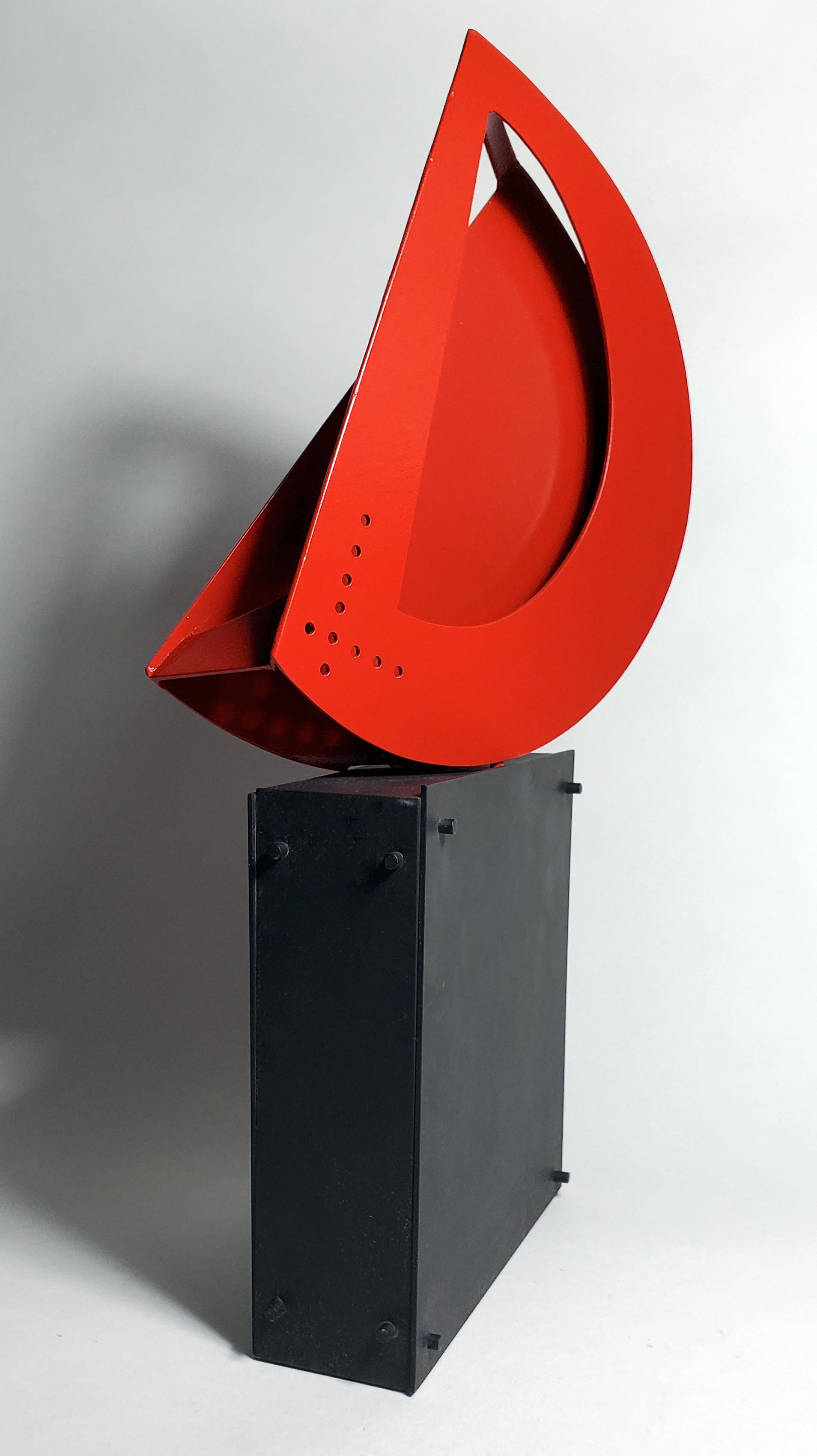 Sculpture rouge dynamique embrassant les principes du constructivisme, « Le nouveau D » - Gris Still-Life Sculpture par Mark Beltchenko Studio