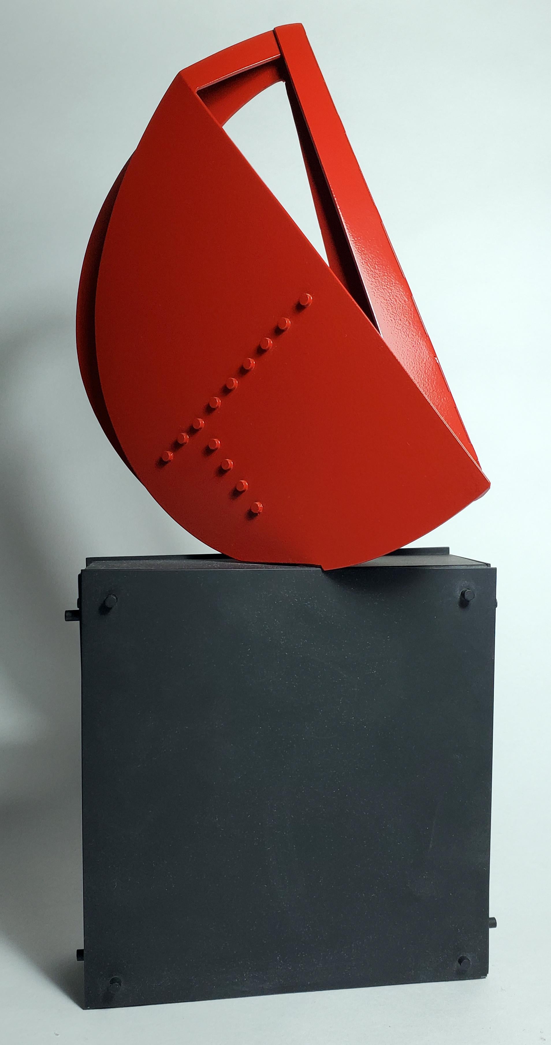 Sculpture rouge dynamique embrassant les principes du constructivisme, « Le nouveau D » en vente 1
