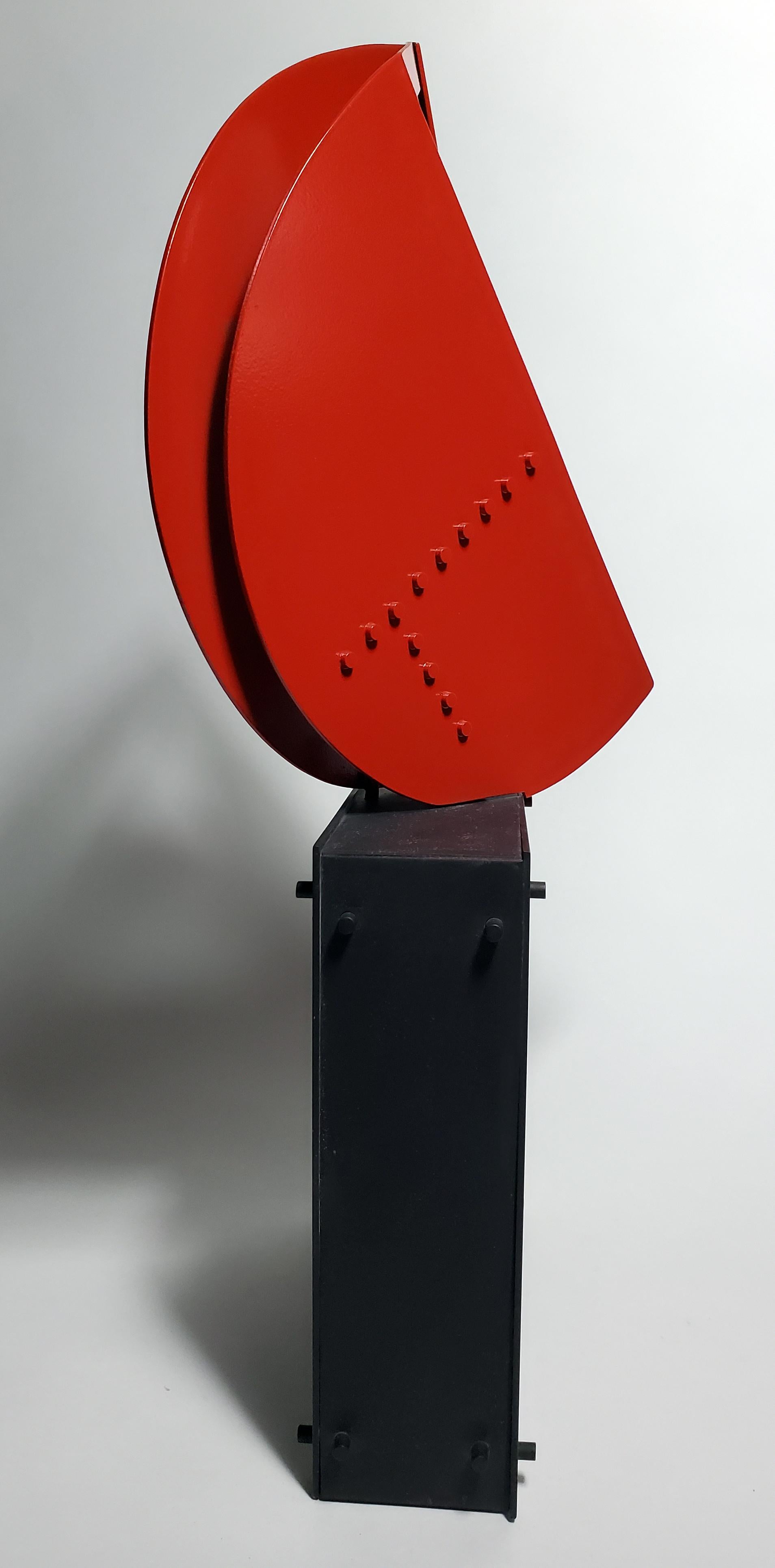 Sculpture rouge dynamique embrassant les principes du constructivisme, « Le nouveau D » en vente 2