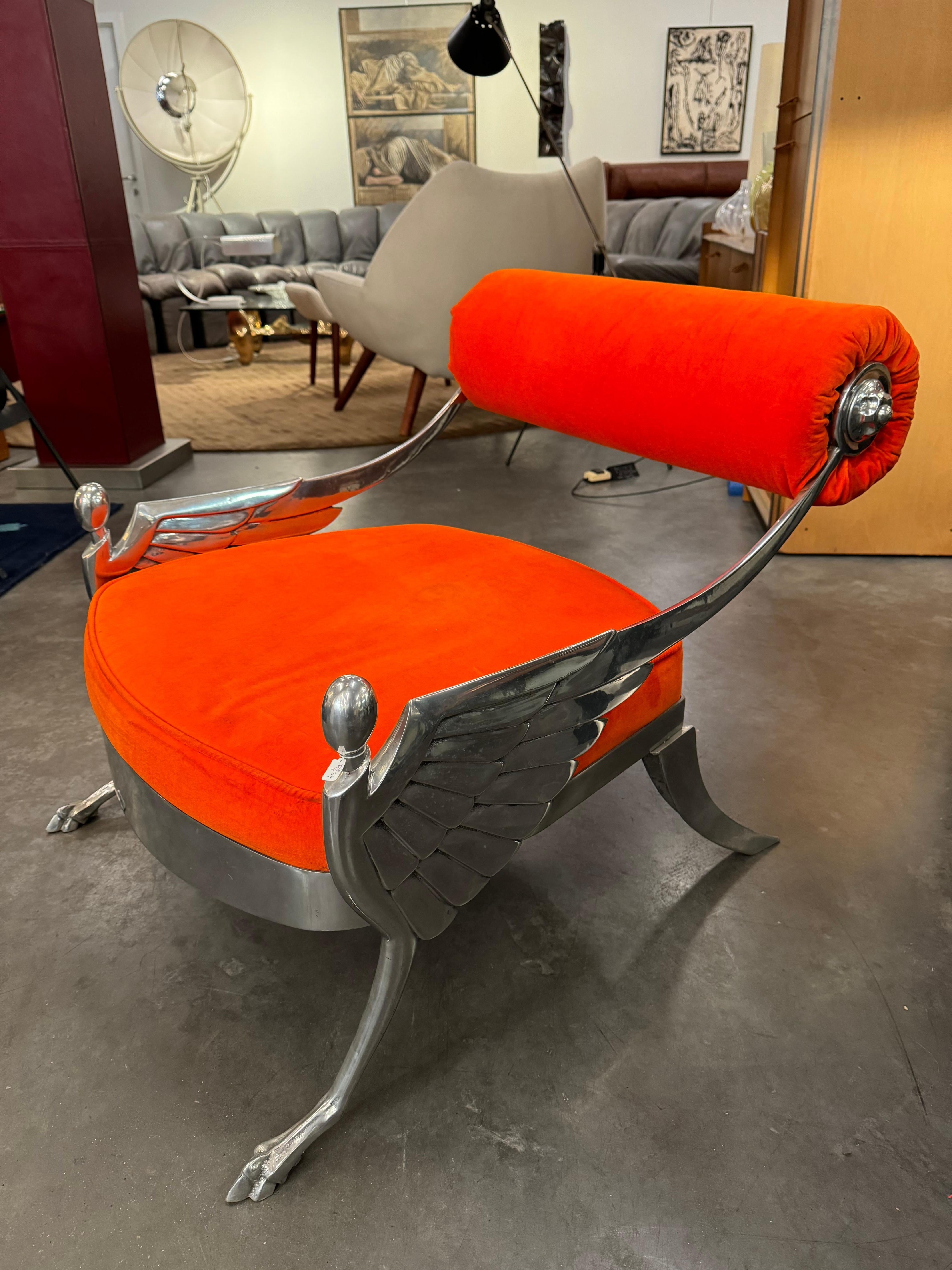  Fauteuil Atlantis de Mark Brazier-Jones, 
Le fauteuil Atlantis, conçu par Mark Brazier-Jones, est un meuble captivant qui mêle harmonieusement des motifs historiques à des matériaux riches. Fabriqué en 1988 en Angleterre, le design de la chaise