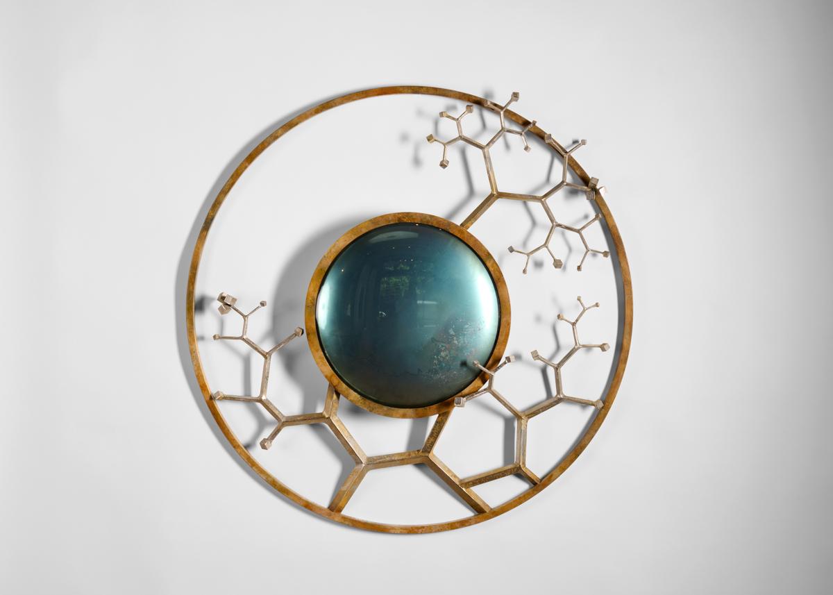 Depuis le début de sa carrière en 1983 (en tant que membre fondateur du Creative Salvage Group), Mark Brazier-Jones a affiné une collection et une philosophie uniques au sein du concept d'art fonctionnel, créant des œuvres uniques par leur capacité