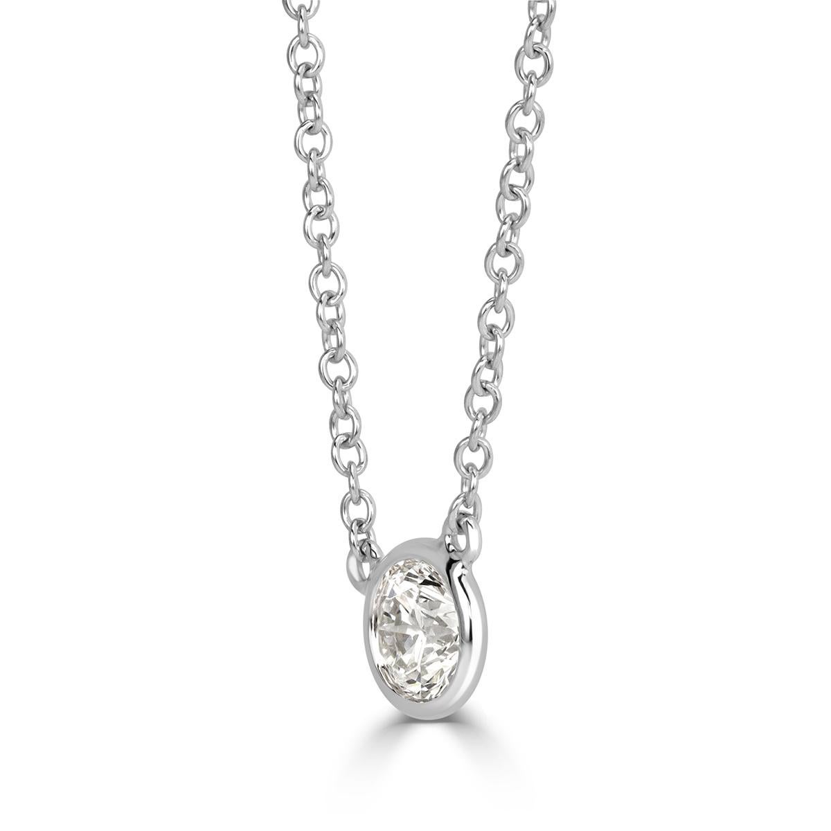 Creato in un lussuoso stile di incastonatura a castone in oro bianco 14k, questo bellissimo pendente di diamanti mette in mostra un delizioso diamante centrale di taglio brillante rotondo da 0,40 carati, di colore G e purezza SI1. Brilla