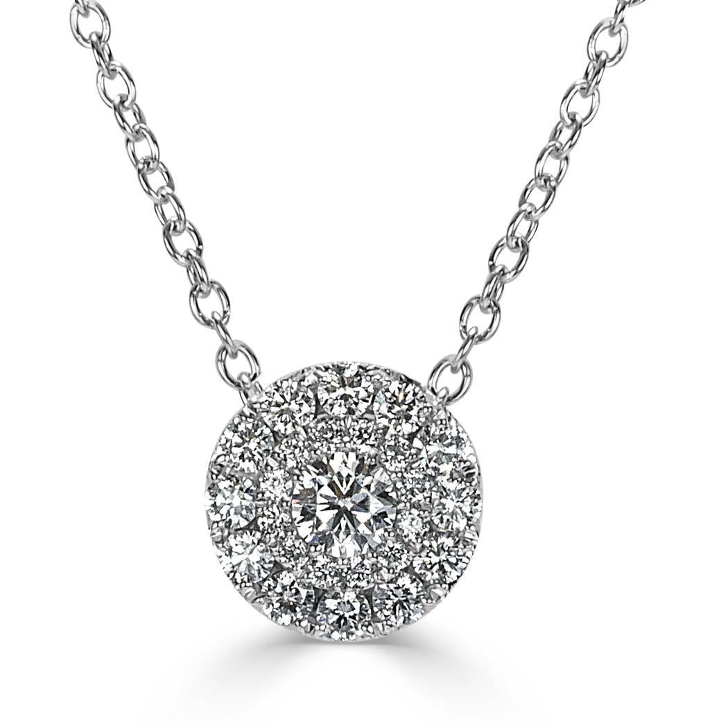 Ce charmant pendentif à double halo en diamant est serti de 0,50 ct de diamants ronds de taille brillant classés E-F, VS1-VS2. Elles sont impeccablement assorties et serties de micro-pavés en or blanc 14k.