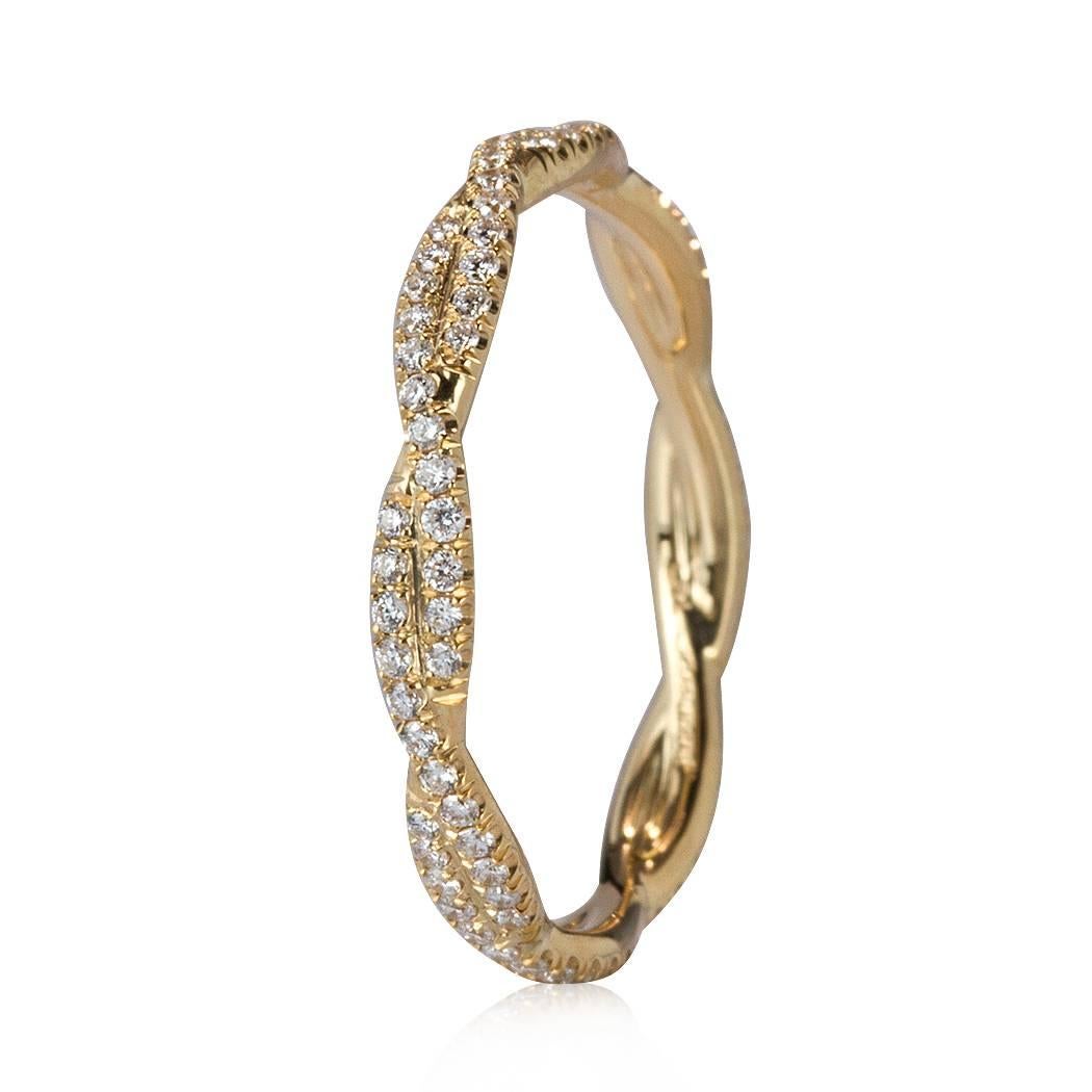 Esta femenina alianza de diamantes está engastada con 0,35 ct de diamantes redondos de talla brillante con graduación E-F, VS1-VS2. Están perfectamente engastados con micro pavé en oro amarillo de 18 quilates. Todas las eternity bands se muestran en