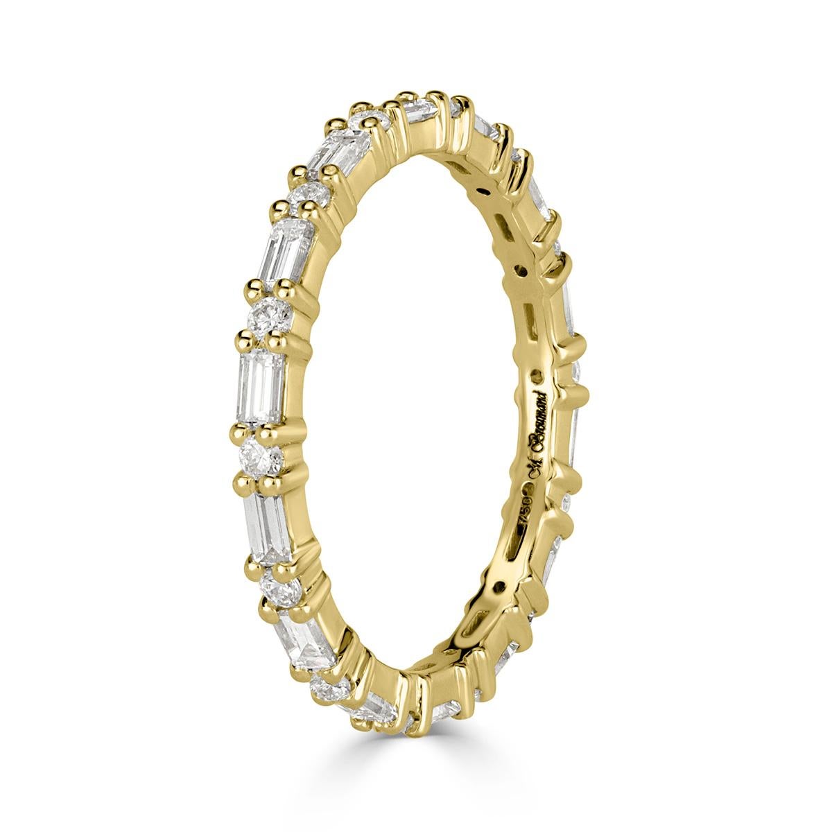 Cet anneau éternel en or jaune 18k est magnifique en tant que pièce unique ou empilé avec d'autres pièces signées Mark Broumand. Elle met en valeur 0,77ct de diamants baguette et ronds de taille brillant, sertis en alternance. Les diamants sont