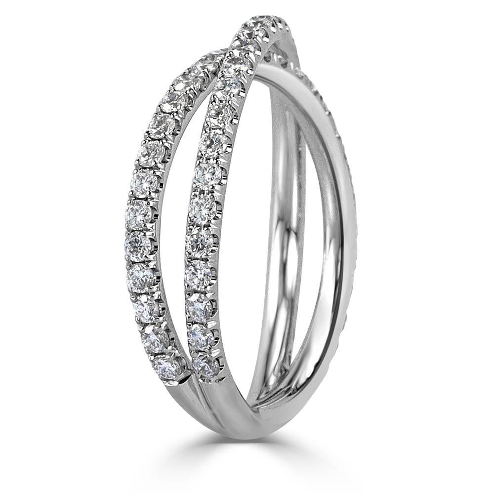 Dieser elegante Crisscross-Ring passt perfekt zu einem Verlobungsring im Solitär-Stil oder kann als Einzelstück getragen werden. Die beiden zierlichen Armbänder sind mit 0,85 Karat runden Diamanten im Brillantschliff in Mikropavé-Fassung aus 18