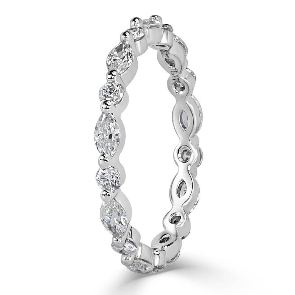 Esta exquisita alianza de diamantes luce 1,00 ct de diamantes talla marquesa y brillante redondo engastados individualmente con una sola garra para conseguir el máximo brillo. Los diamantes están impecablemente emparejados y tienen una graduación