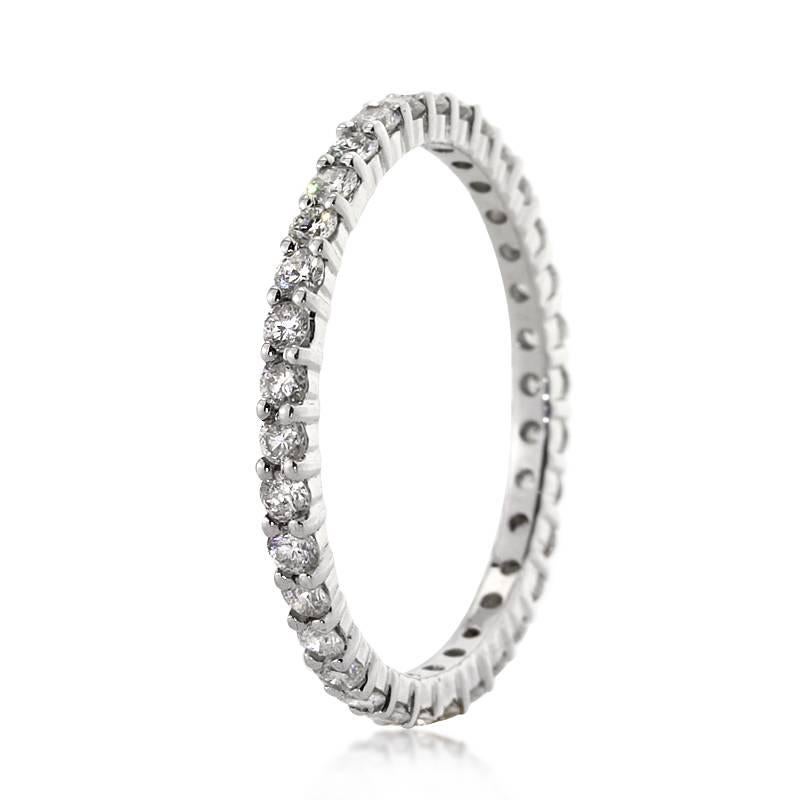 Ce magnifique anneau éternel en diamants présente 1,00ct de diamants ronds de taille brillant classés F-G, VS2-SI1. Elles sont exquisément assorties et serties en or blanc 18 carats. Toutes les bagues éternité sont présentées en taille 6.5. Nous