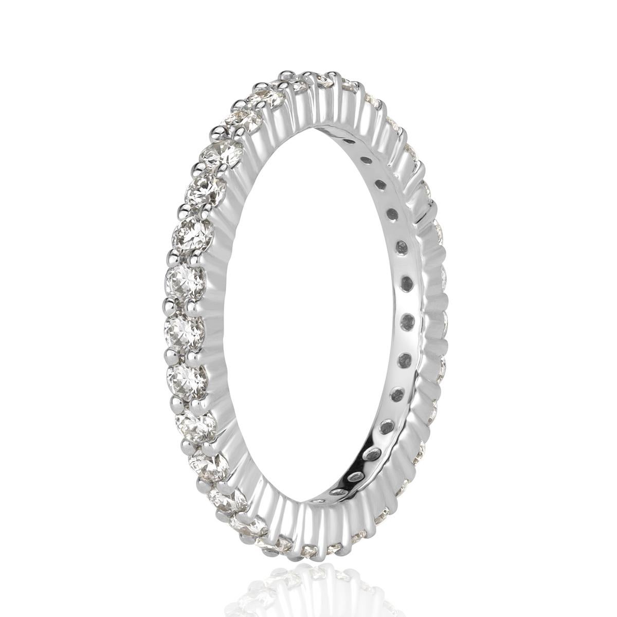 Impecablemente elaborada a mano en platino, esta exquisita alianza de eternidad de diamantes presenta 1,00 ct de diamantes redondos de talla brillante perfectamente combinados, con calidades superiores de E-F en color y VS1-VS2 en claridad. Todas