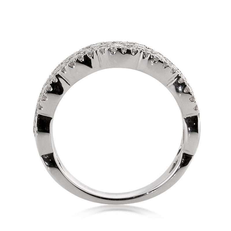 Este femenino anillo de diamantes presenta 1,10 ct de diamantes redondos de talla brillante clasificados E-F, VS1-VS2. Están bellamente combinados y engastados con micro pavé en un estilo de engaste entrelazado de oro blanco de 14 quilates. 