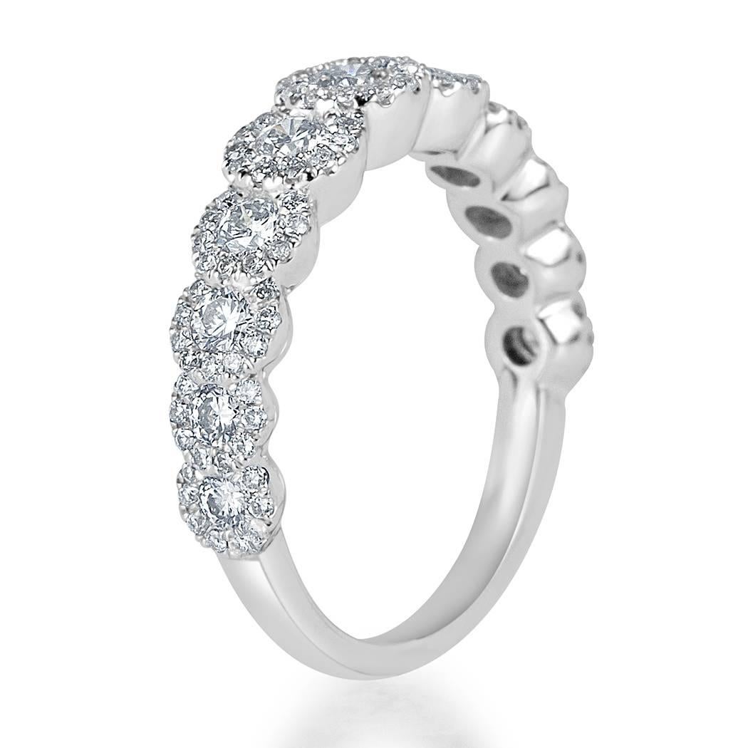 Cette magnifique bague en diamant est sertie de 1,10 ct de diamants ronds de taille brillant classés E-F, VS1-VS2. Elle présente quelques diamants plus gros, chacun entouré d'un halo assorti de diamants ronds plus petits, sertis dans de l'or blanc
