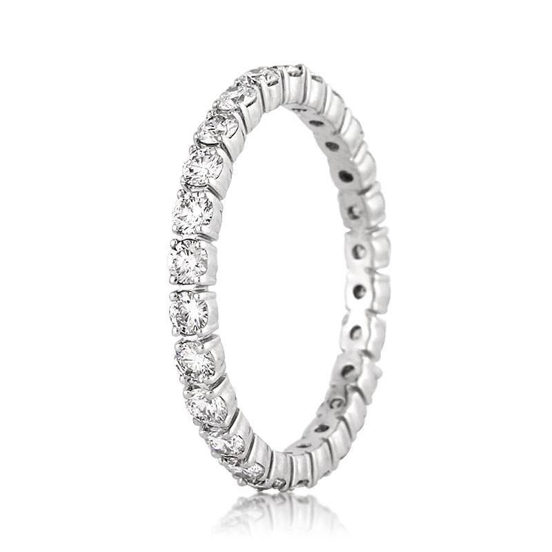 Cet étincelant anneau d'éternité en diamants présente 1,20 ct de diamants ronds parfaitement assortis, de couleur E-F et de pureté VS1. Les diamants sont tous sertis dans une monture personnalisée en or blanc 18 carats. Toutes les bagues éternité