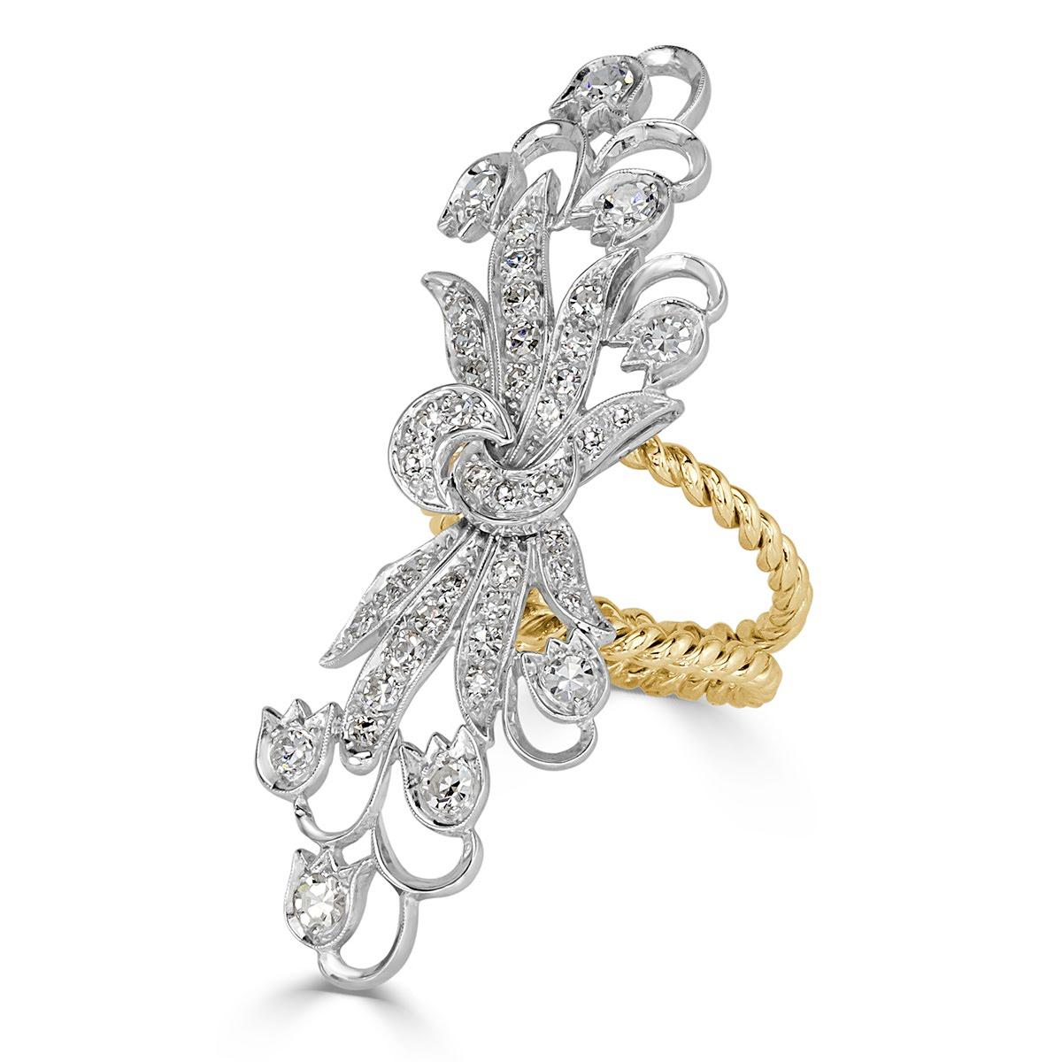 Dieser schöne Vintage-Diamantring zeigt ein faszinierendes Design mit Diamanten im Einzelschliff, die mit E-F, VS1-VS2 bewertet sind. Er sitzt auf einem femininen Schaft aus 18 Karat Gelbgold, der mit einem Twist-Design versehen ist.

