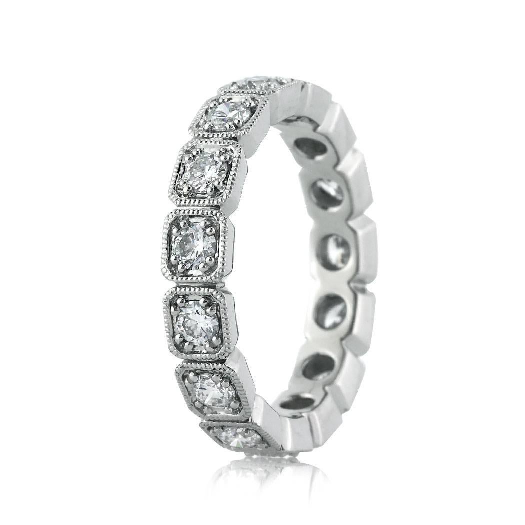 Cet anneau d'éternité en platine est orné de 1,20 ct de diamants ronds taille brillant. Ils sont magnifiquement sertis dans cette monture à huit griffes avec des détails milgrain faits à la main autour de chaque diamant. L'anneau mesure 4 mm. Elles