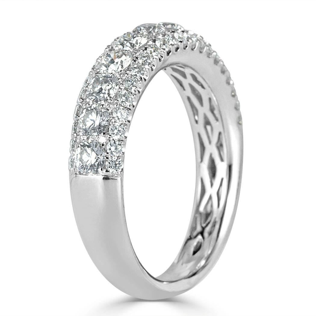 Cette magnifique alliance en diamants est sertie de 1,35 ct de diamants ronds de taille brillant classés E-F, VS1-VS2. Il présente de gros diamants sur le dessus, flanqués d'une rangée de petits diamants ronds de chaque côté. Tous les diamants sont