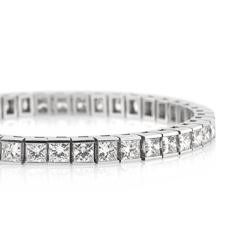 Dieses atemberaubende Diamant-Tennisarmband ist mit 15,35 Karat schimmernden Diamanten im Prinzessinnenschliff besetzt. Die Diamanten sind mit G-H, VS1-VS2 bewertet und exquisit von Hand in hochglanzpoliertes 14-karätiges Weißgold gefasst. Durch die
