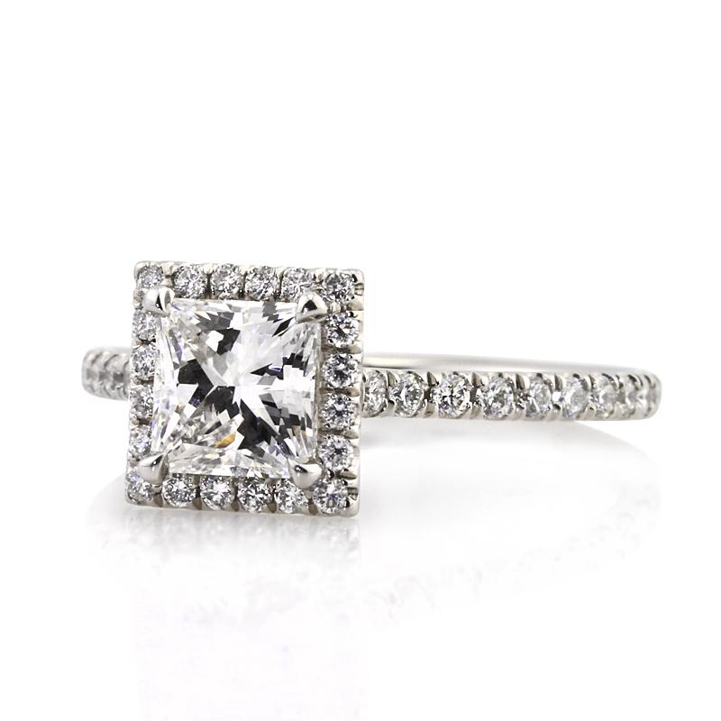 Dieser hinreißende Verlobungsring mit einem Diamanten im Prinzessinnenschliff präsentiert einen exquisiten Diamanten im Prinzessinnenschliff von 1,20 Karat, der von GIA mit der Farbe F und der Reinheit VS1 zertifiziert wurde. Er ist mit einem