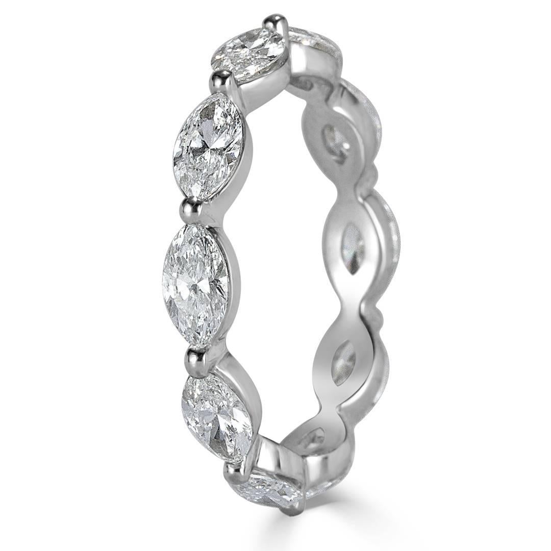 Ce superbe anneau éternel en diamants est serti de 1,95 ct de diamants taille marquise classés E-F, VS1-VS2. Ils sont magnifiquement assortis et sertis à la main en platine. Toutes les bagues éternité sont présentées en taille 6.5. Nous fabriquons