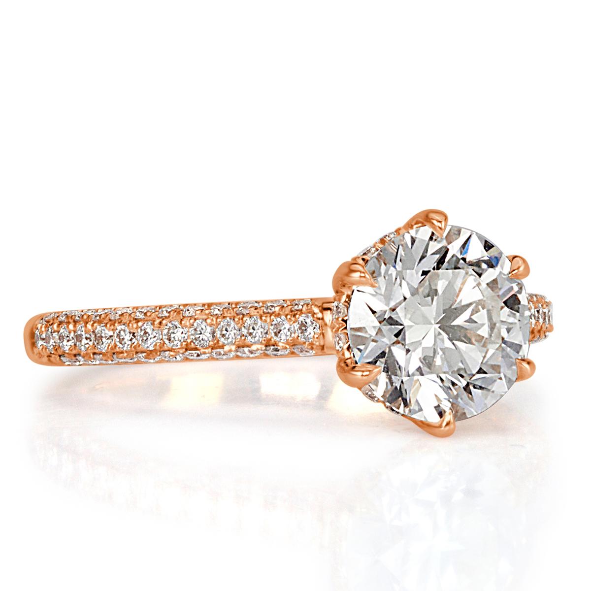 Cette superbe bague de fiançailles en diamant met en valeur un magnifique diamant central rond de 1,55 ct de taille brillante, certifié par le GIA (J-VS1). Il est rehaussé d'un halo caché de diamants ronds de taille brillant ainsi que d'une rangée