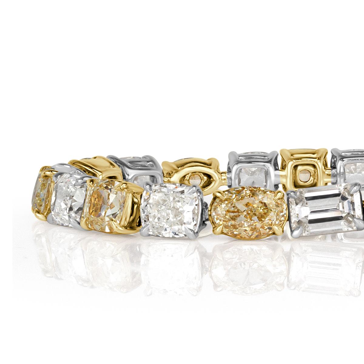 Dieses prächtige Diamantarmband ist mit einer Reihe von gelben und weißen Diamanten im Kissen-, Oval- und Smaragdschliff verziert. Sie haben eine Reinheitsklasse von VS1-VS2 und sind in einer zweifarbigen Fassung aus 18 Karat Weiß- und Gelbgold