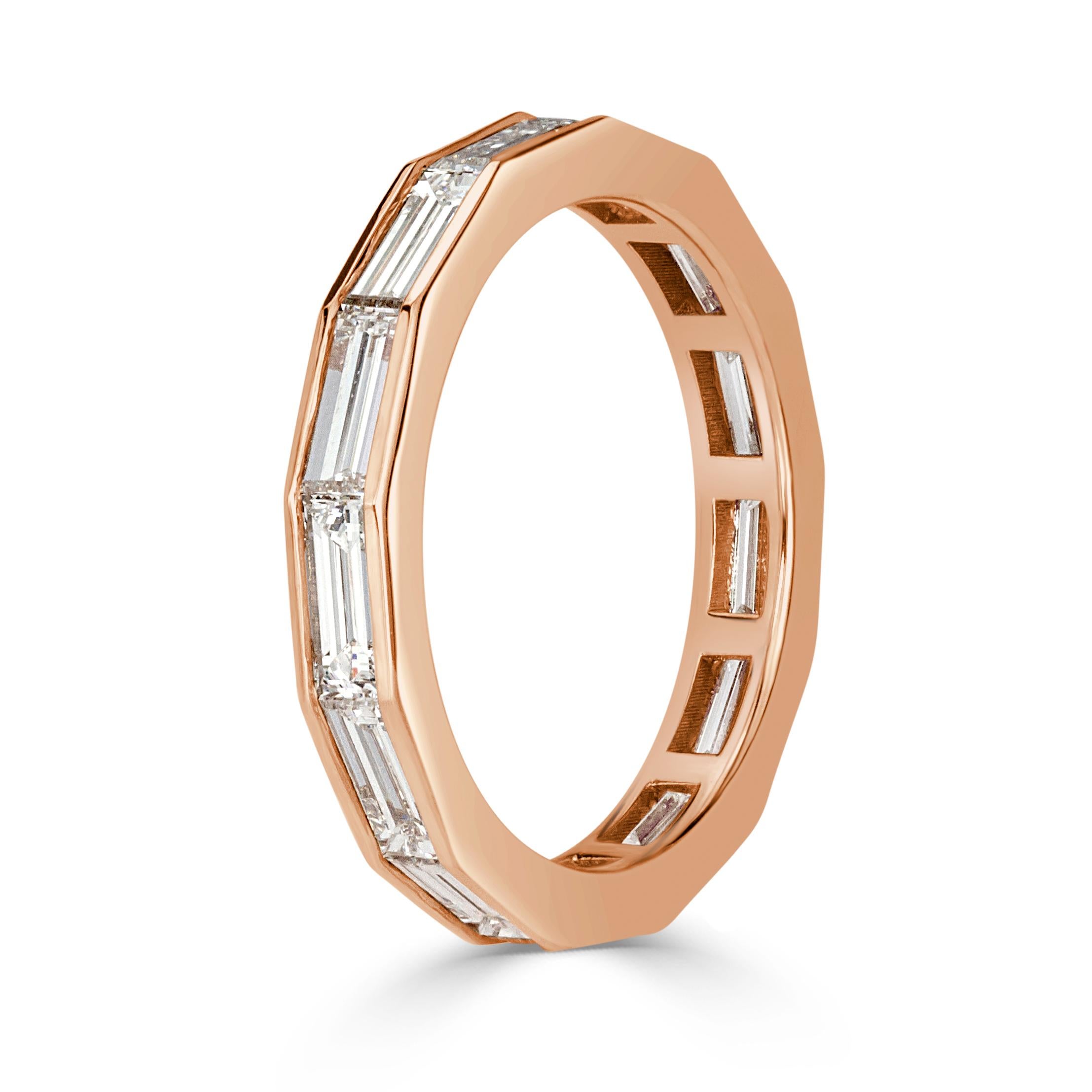 Realizzata in oro rosa 18 carati, questa splendida fascia per l'eternità con diamante sfoggia 2,05 carati di diamanti taglio baguette di colore E-F e purezza VVS2-VS1. Tutte le fedi eternity sono raffigurate in una misura 6.5. Realizziamo su misura
