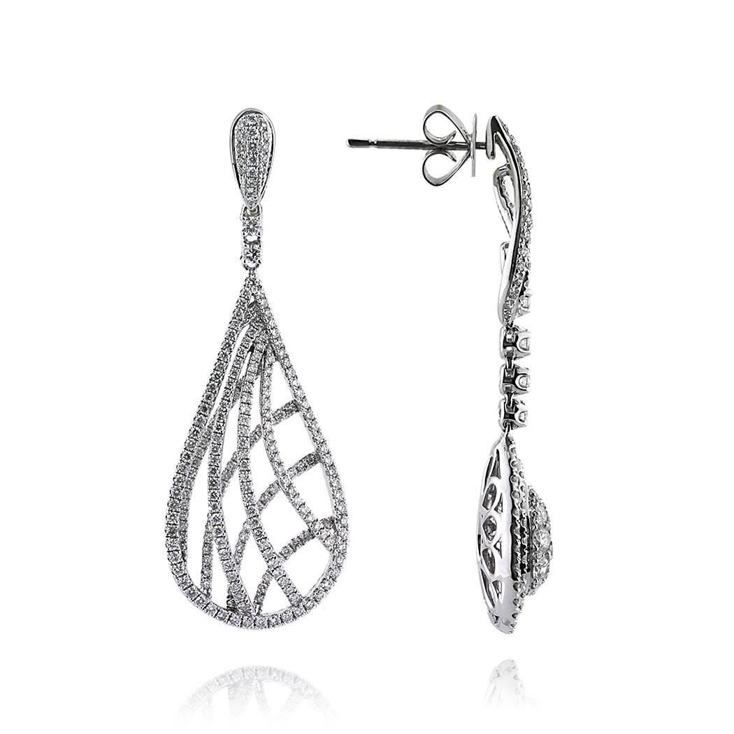 Cette paire de boucles d'oreilles en diamant en forme de goutte est composée de 2,60 ct de diamants ronds de taille brillant, sertis en micro-pave à la perfection dans de l'or blanc 18 carats. Les diamants sont classés E-F, VS2-SI1.