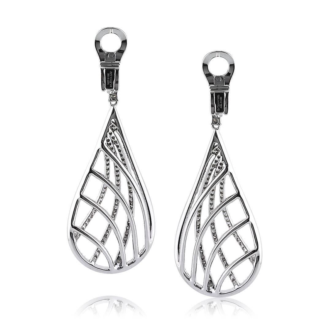 Taille ronde Mark Broumand, boucles d'oreilles en forme de goutte d'oreilles en diamants taille brillant rond de 2,60 carats en vente