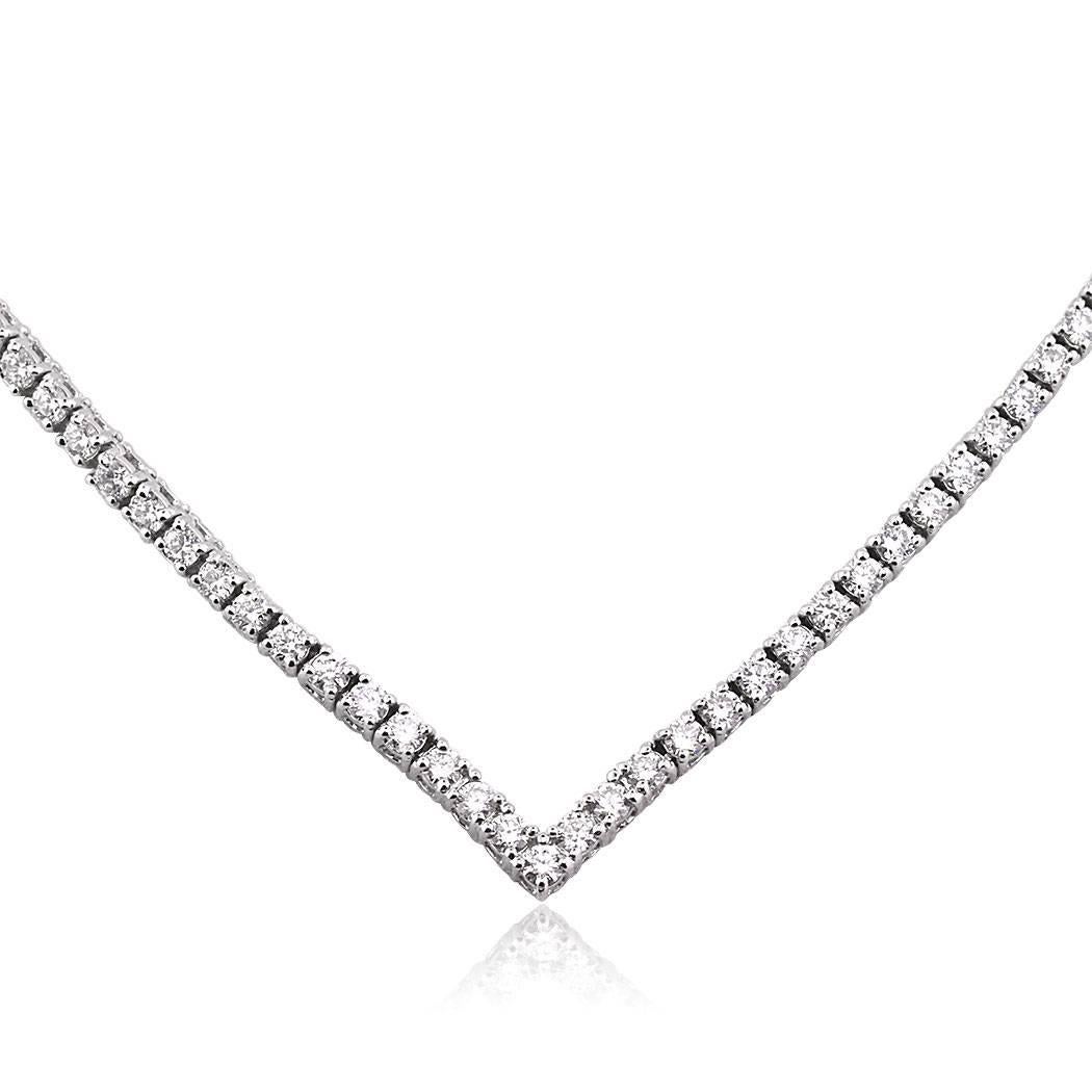 This gorgeous diamond tennis necklace features 3.00ct of round brilliant cut diamonds graded at G-H, VS2-SI1 and set in a classic 18k white gold setting that comes to a 