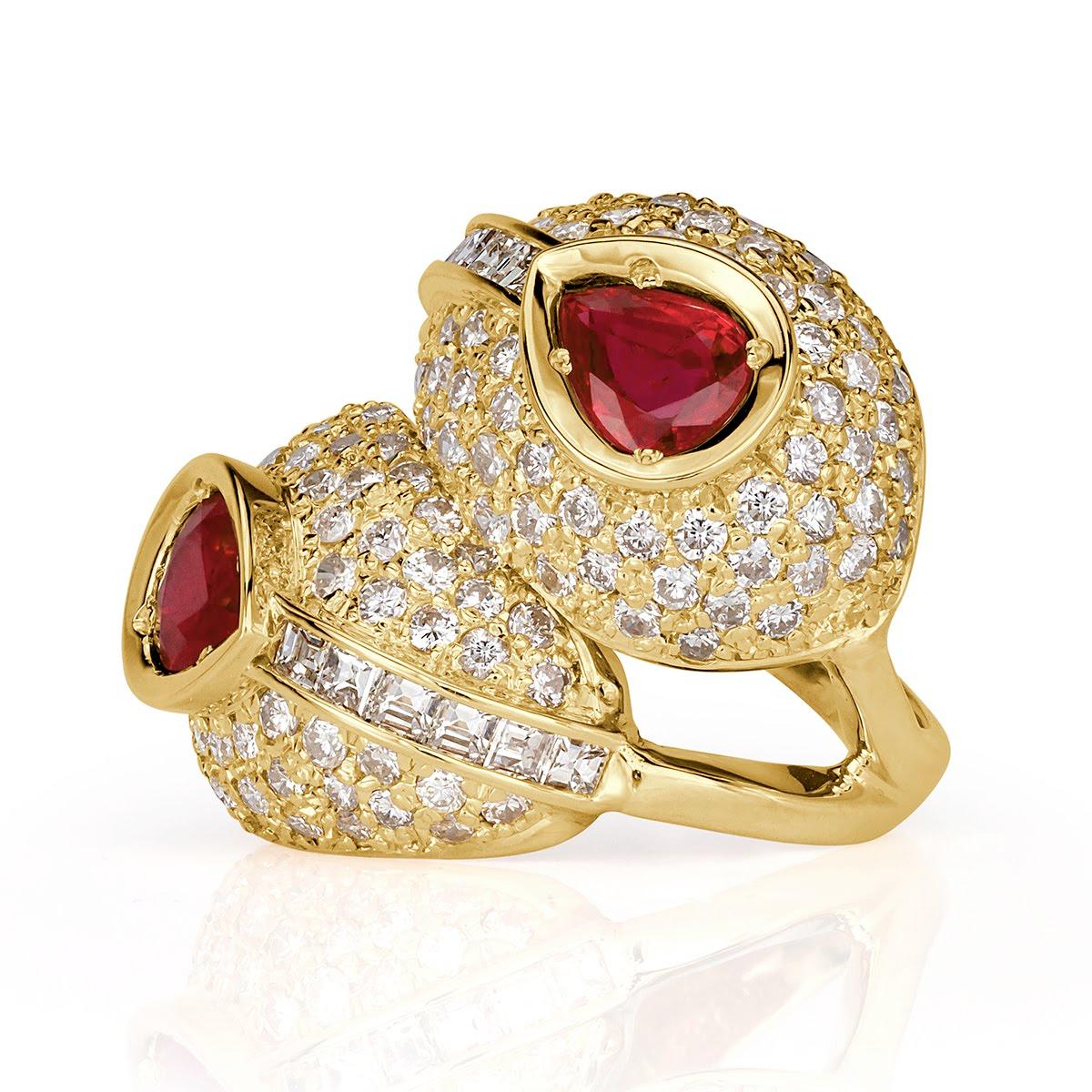 This ravishing vintage diamond and ruby ring features a stunning double leaf design studded with 2.30ct of round and Asscher cut diamonds. It is accented by 2.00ct of pear shaped rubis at the center. (Weights are approximate)

