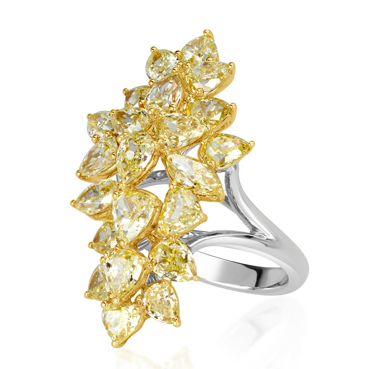 Cette ravissante bague à grappes bicolore présente 5,59 ct de diamants jaunes de fantaisie de différentes formes, notamment des diamants en forme de marquise, de poire et de cœur. Les diamants, d'une pureté de VS1-VS2, sont sertis dans de l'or jaune