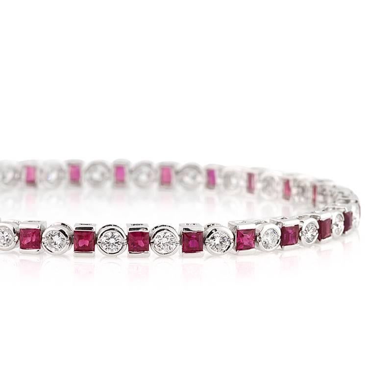 This alluring tennis bracelet features 2.75ct of gorgeous round brilliant cut diamonds and 4.20ct of princess cut rubies. The diamonds are graded at E-F, SI1-SI2. Set in 14k white gold, the stones are set in a stylish alternating pattern. It sits