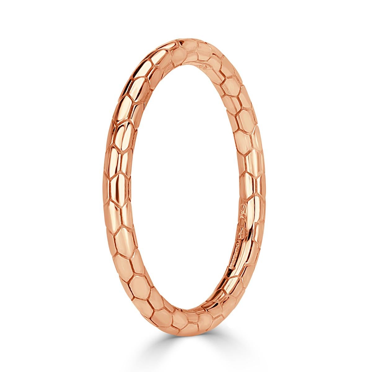 Designed in 18k rose gold, this tremendously chic and stylish wedding band features an elegant scale pattern throughout. It comes in 18k yellow, white gold and platinum as well.