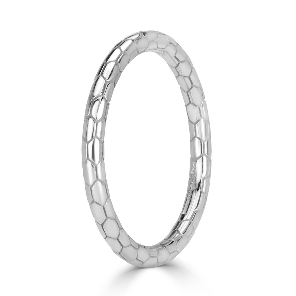 Created in 18k white gold, this stylish wedding band showcases an exquisitle scale pattern throughout. It also comes in 18k yellow, rose gold and platinum.