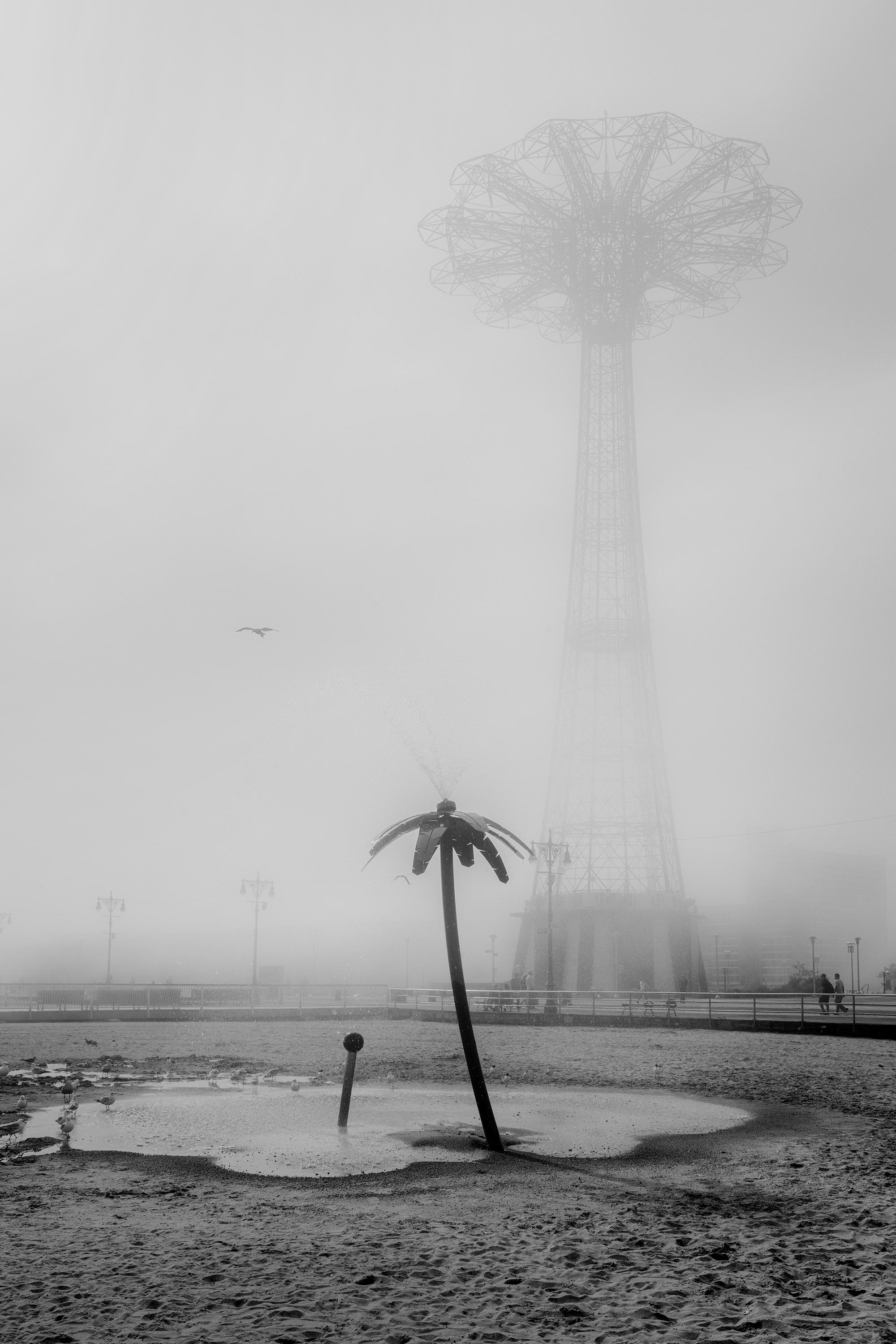 Color Photograph Mark Cáceres - « Coney Island Mist » - Photographie de paysage abstrait - New York - Irving Penn