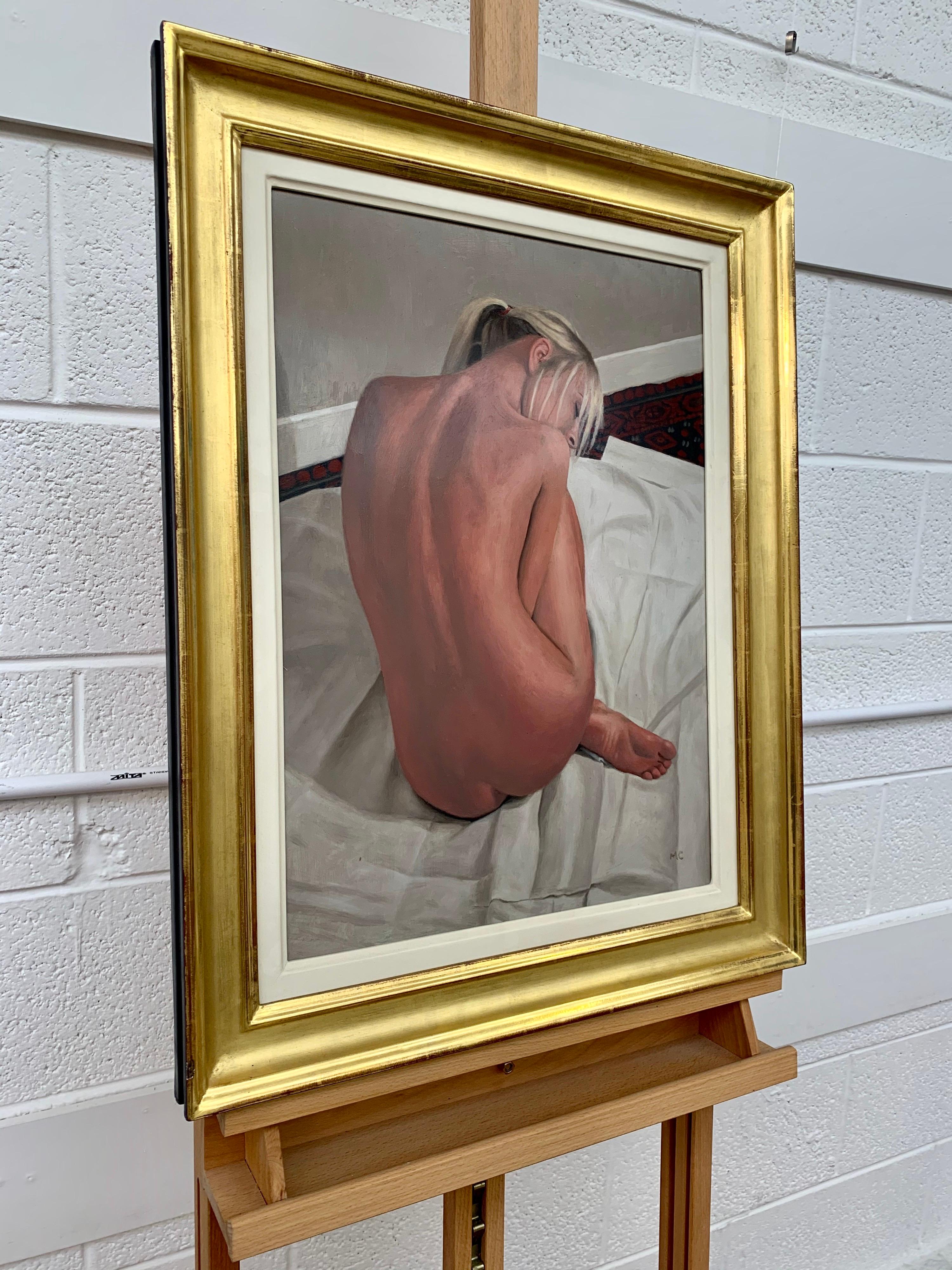 Peinture à l'huile d'une femme blonde nue sur un lit par un artiste britannique contemporain - Painting de Mark Clark