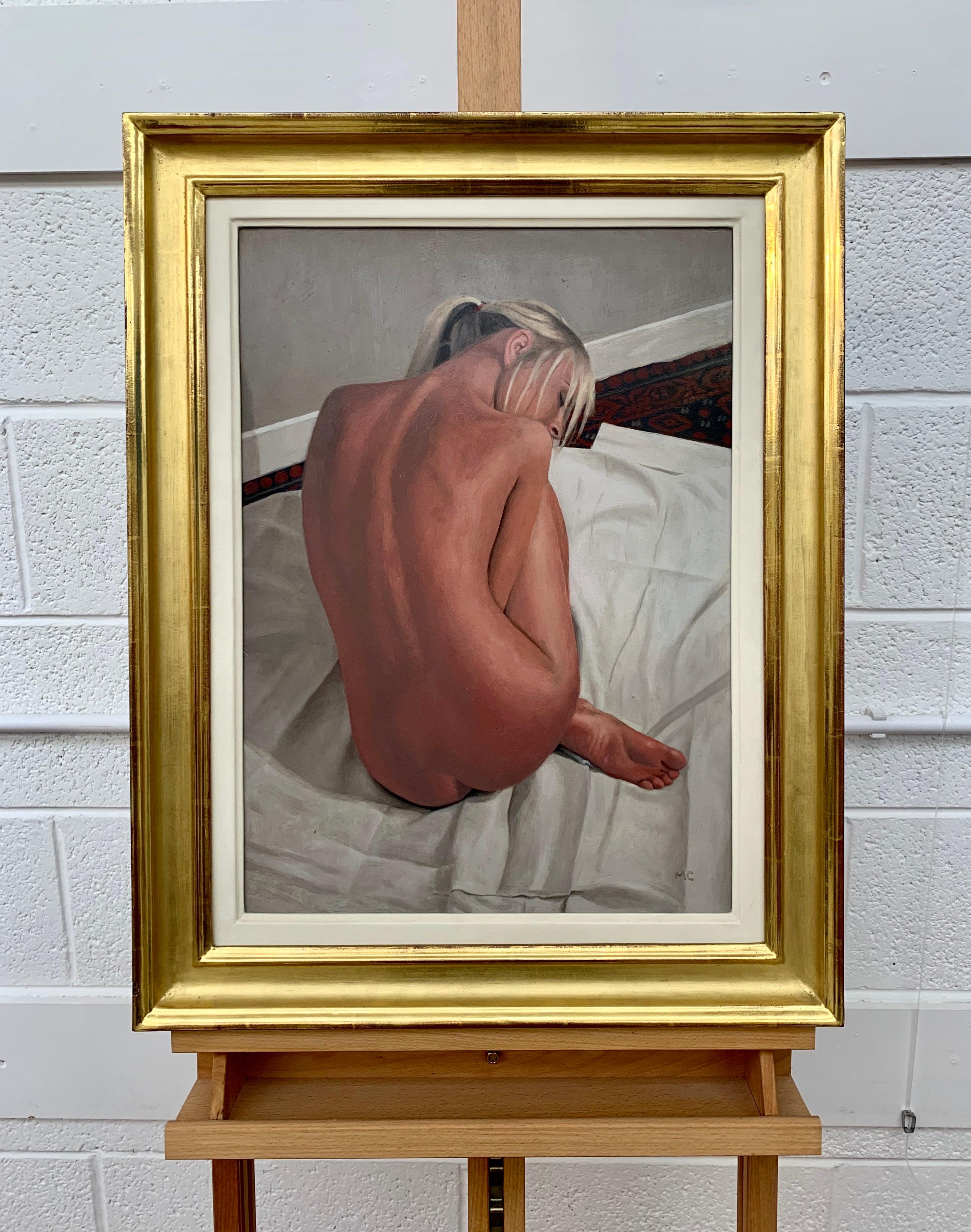 Peinture à l'huile d'une femme blonde nue sur un lit par un artiste britannique contemporain - Contemporain Painting par Mark Clark