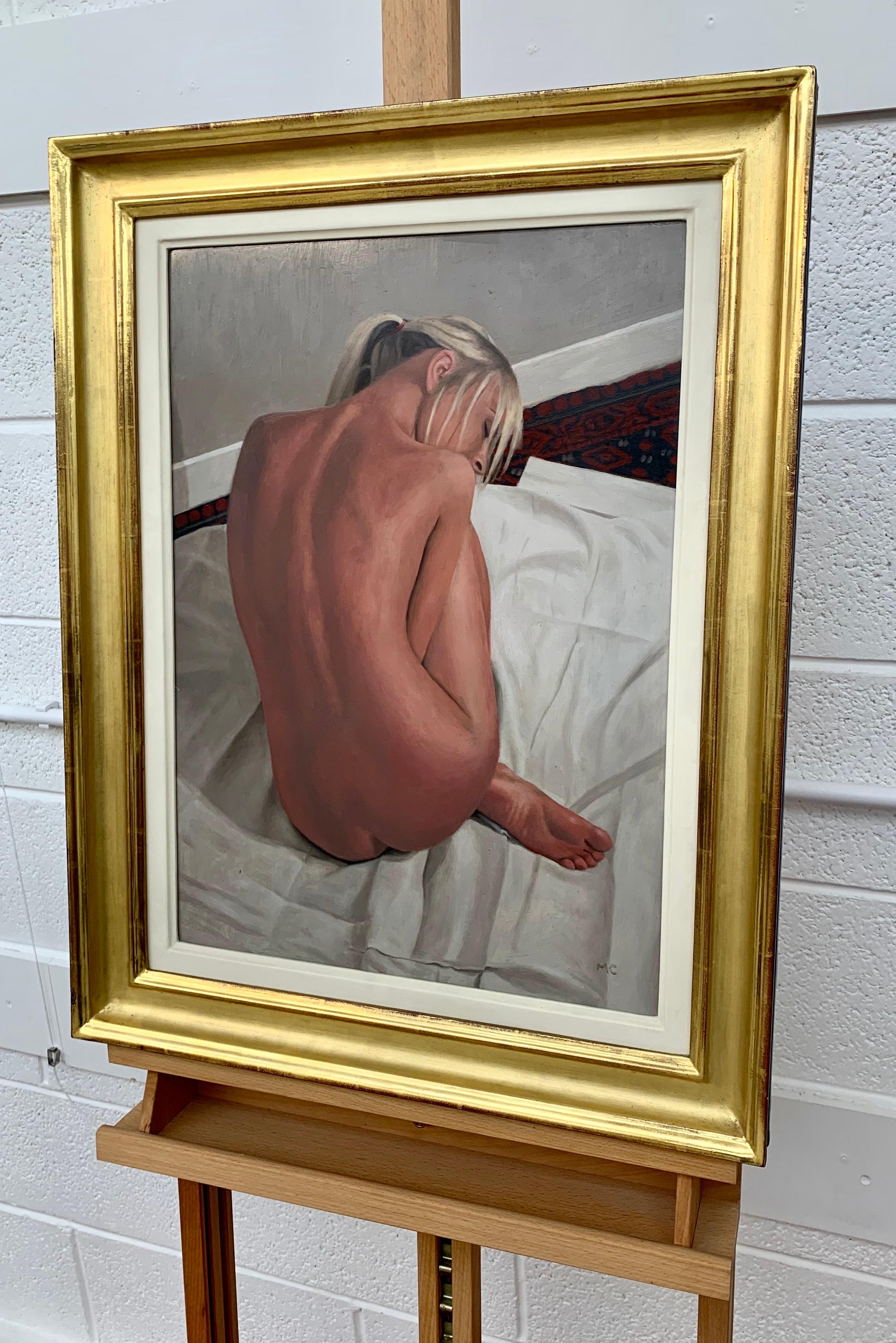 Peinture à l'huile d'une femme blonde nue sur un lit par un artiste britannique contemporain - Marron Nude Painting par Mark Clark