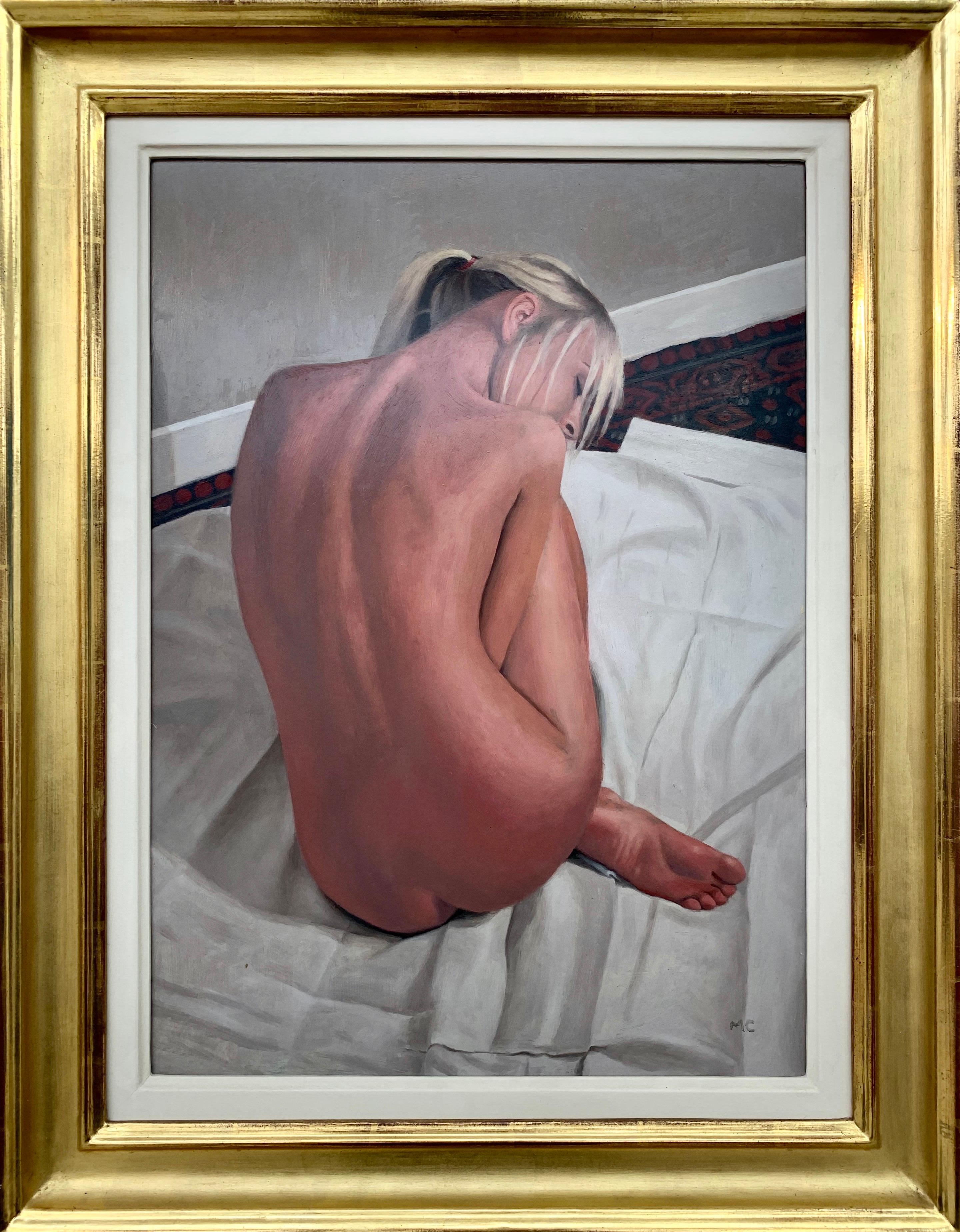 Nude Painting Mark Clark - Peinture à l'huile d'une femme blonde nue sur un lit par un artiste britannique contemporain