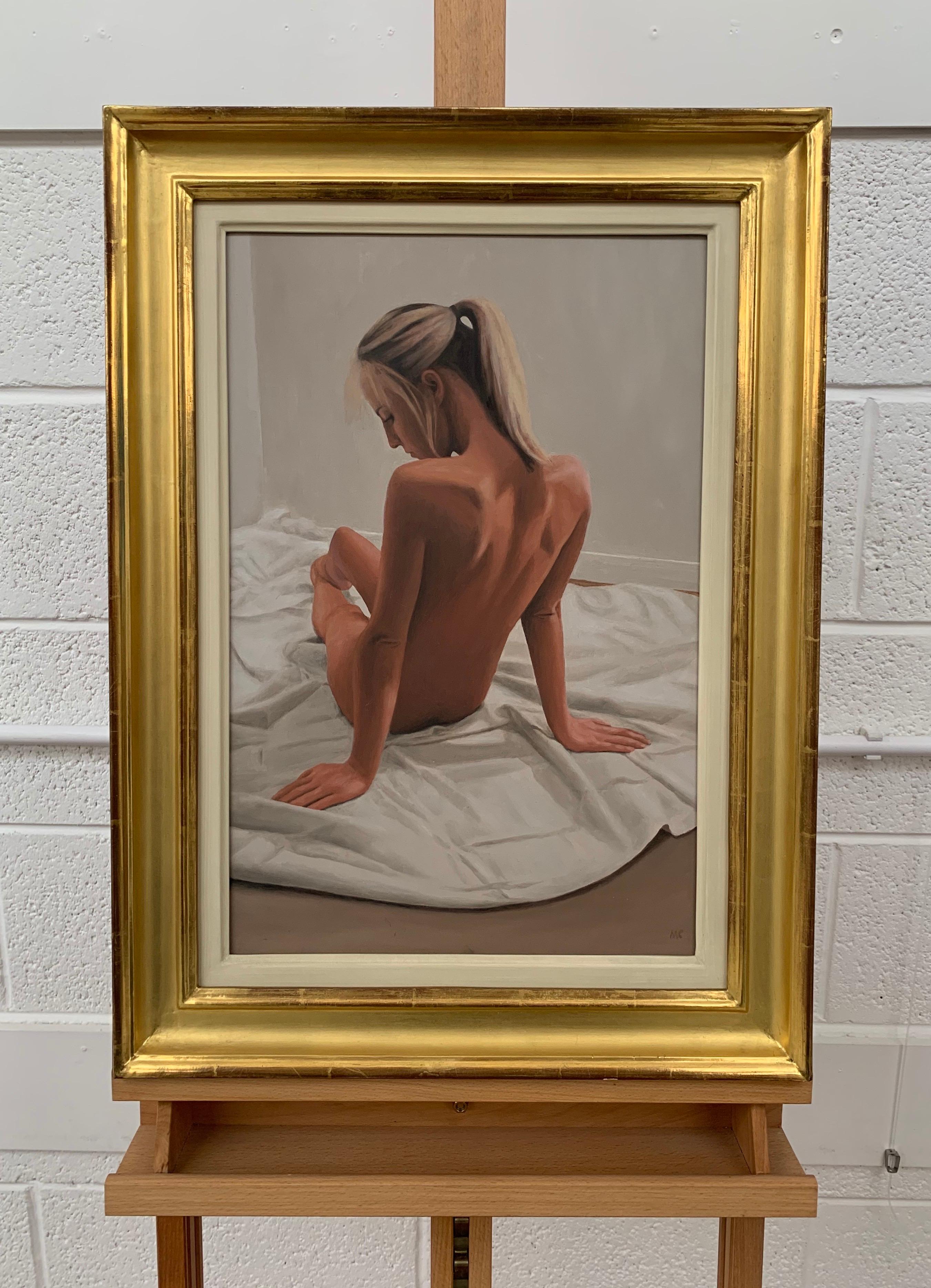 Pintura al Óleo de Figura Femenina Desnuda Sentada por Artista Británico Contemporáneo - Figurative Painting Marrón de Mark Clark