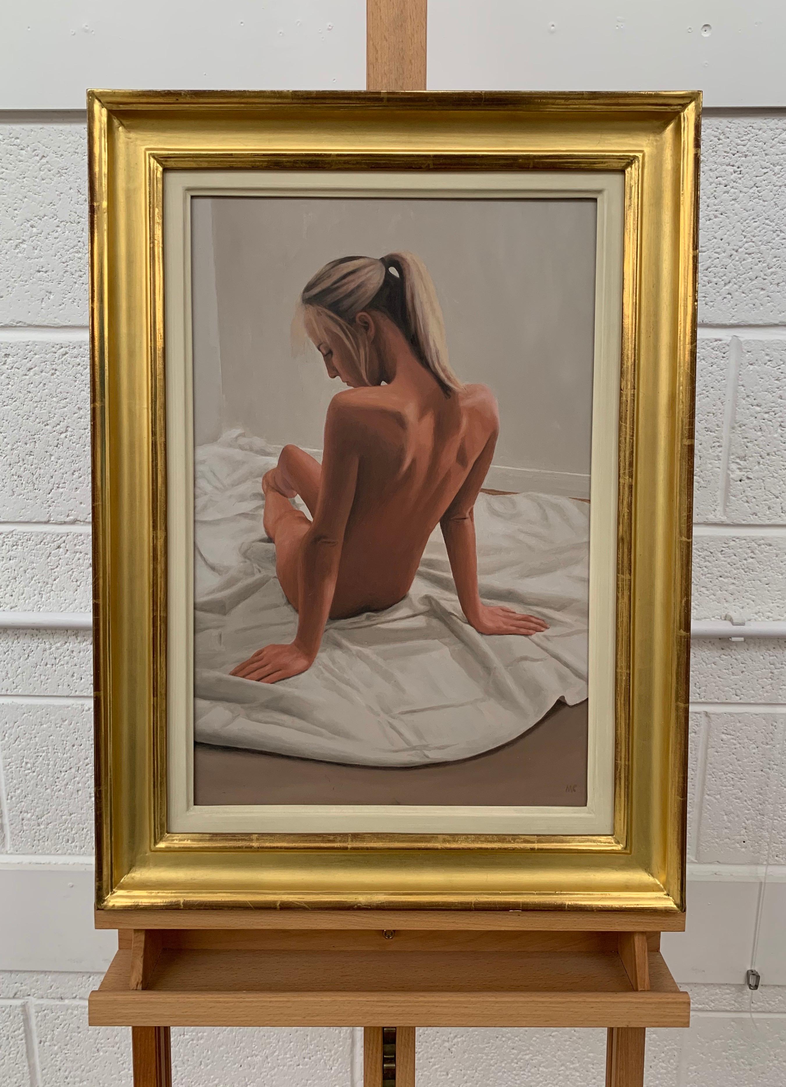 Peinture à l'huile d'un nu féminin assis par un artiste britannique contemporain - Contemporain Painting par Mark Clark