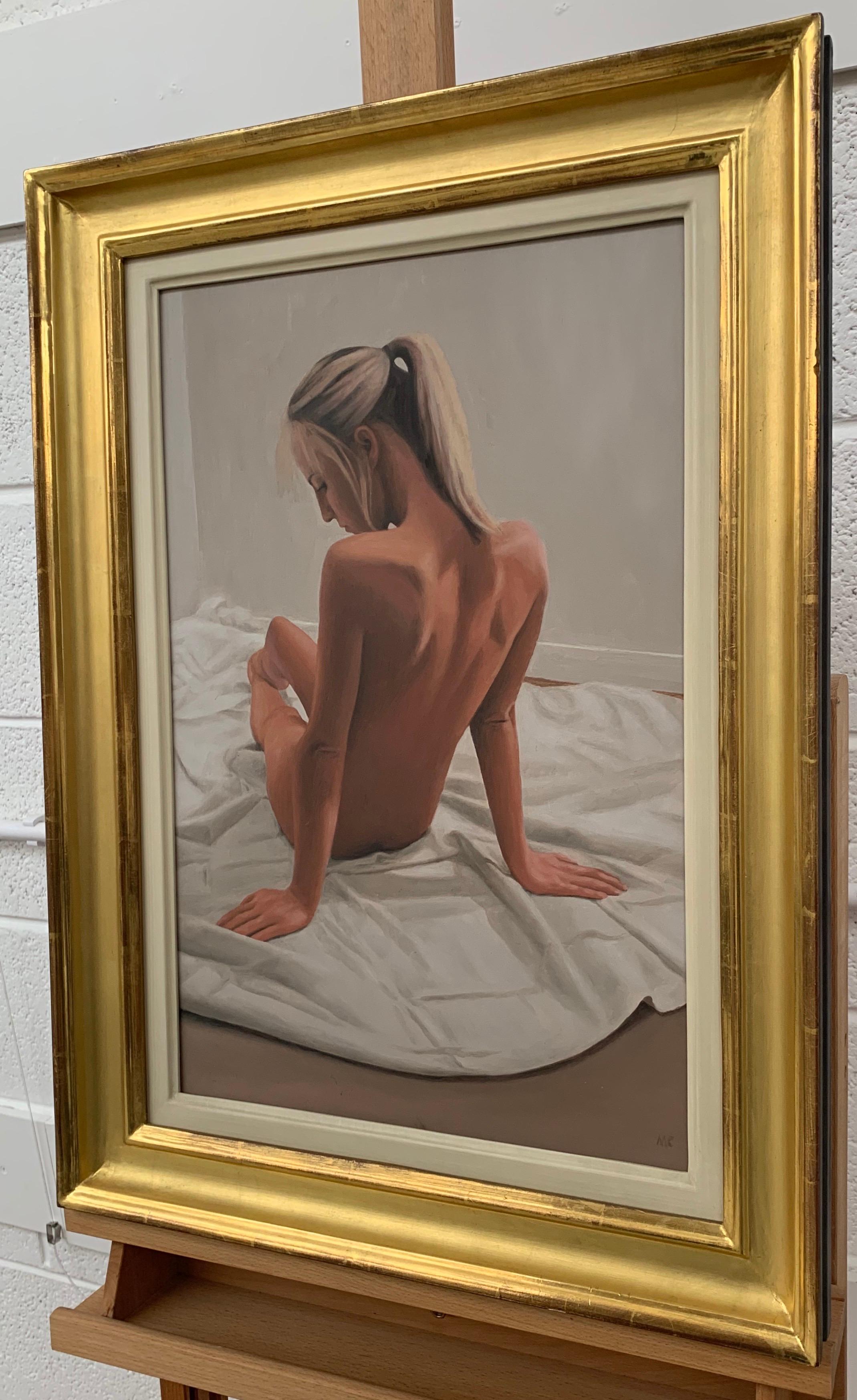 Peinture à l'huile d'un nu féminin assis par un artiste britannique contemporain - Marron Figurative Painting par Mark Clark