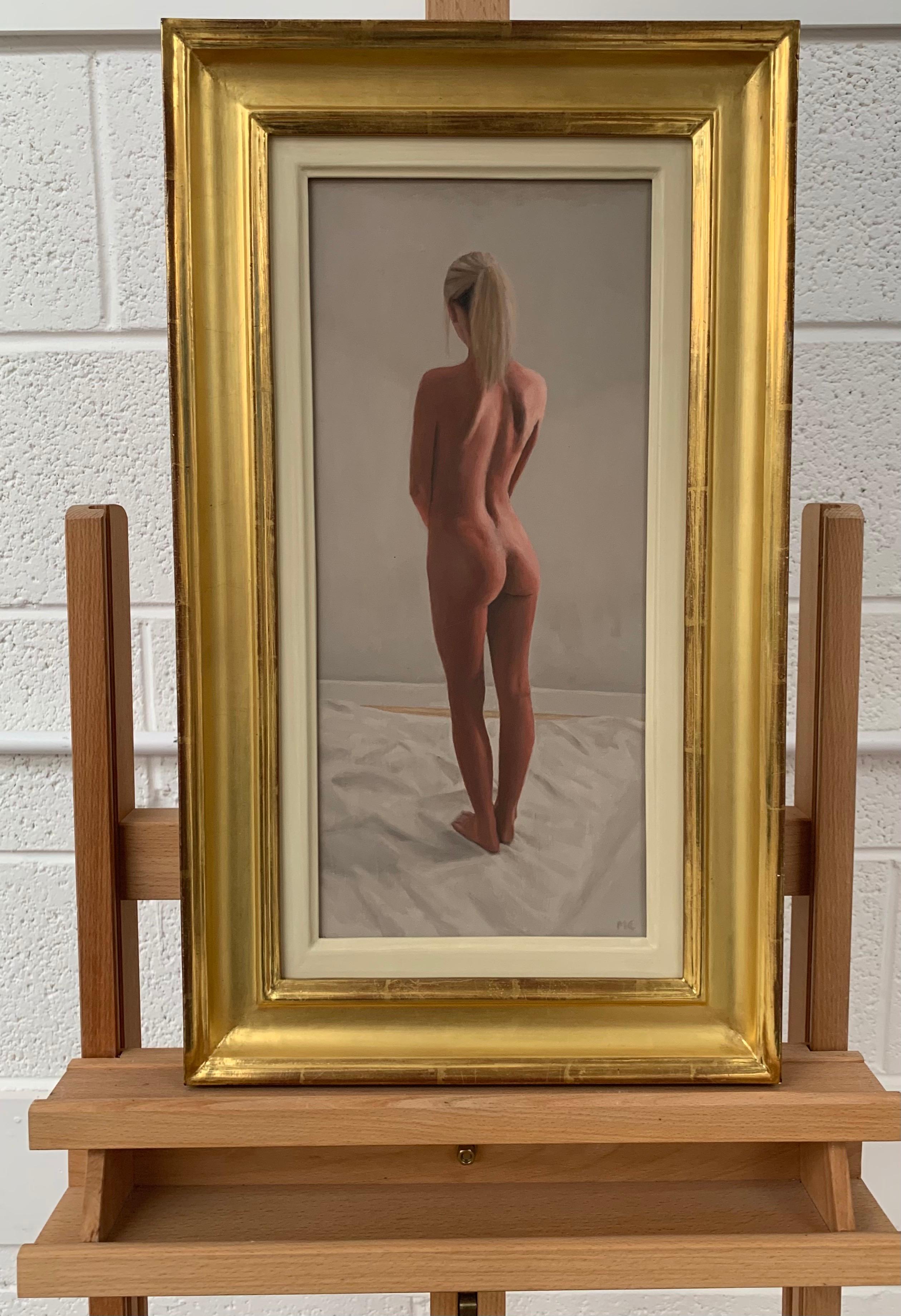 Ölgemälde eines stehenden weiblichen Aktes von einem zeitgenössischen britischen Künstler (Zeitgenössisch), Painting, von Mark Clark