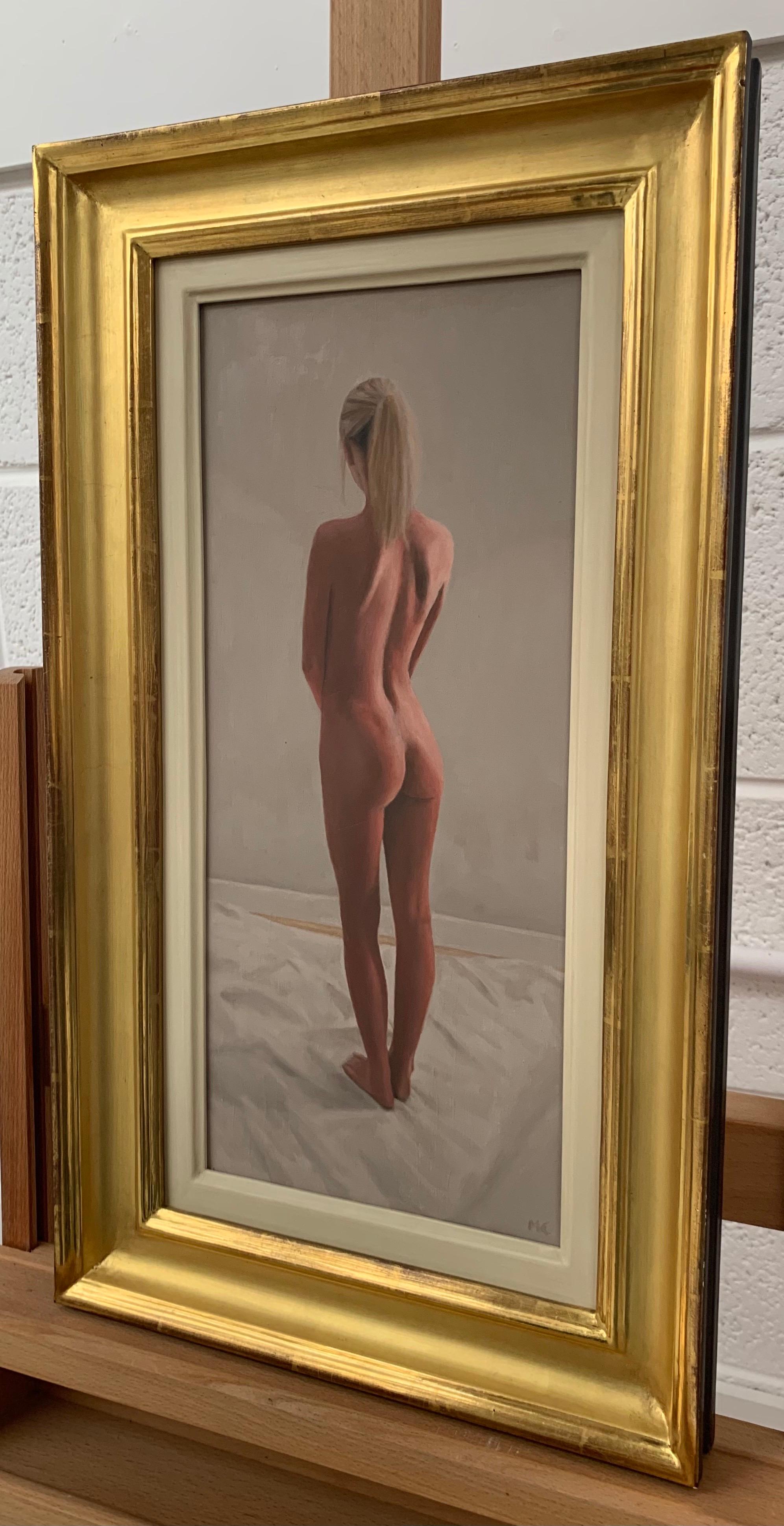 Ölgemälde eines stehenden weiblichen Aktes von einem zeitgenössischen britischen Künstler (Braun), Figurative Painting, von Mark Clark