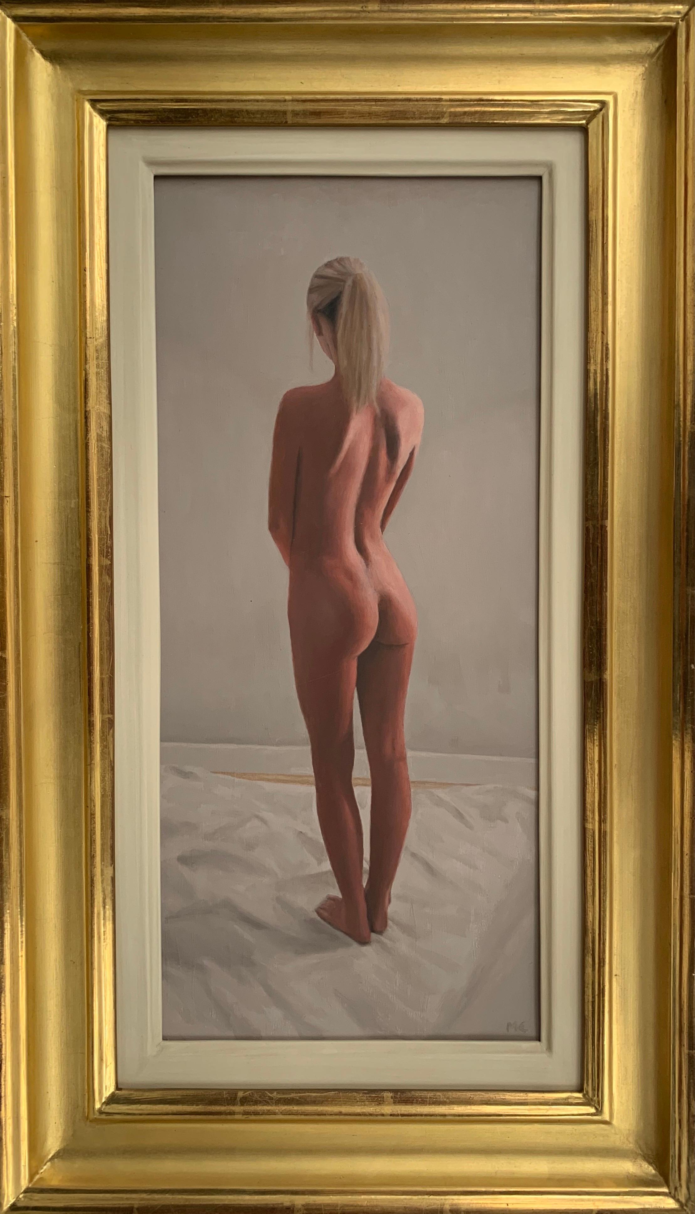 Mark Clark Figurative Painting – Ölgemälde eines stehenden weiblichen Aktes von einem zeitgenössischen britischen Künstler