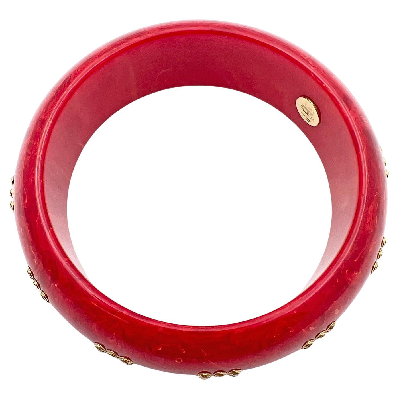 Fabriqué en bakélite vintage marbrée rouge, ce bracelet bangle Mark Davis présente une séquence de motifs ouverts de forme carrée en saphirs jaunes.  Chaque saphir jaune est serti individuellement dans de l'or jaune 18 carats.  Saphirs jaunes pesant